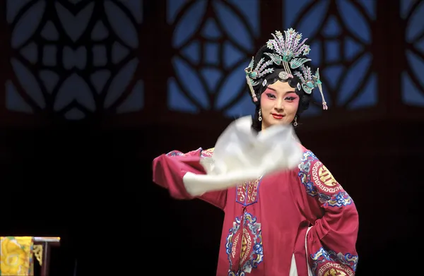 Милая китайская традиционная оперная актриса — стоковое фото