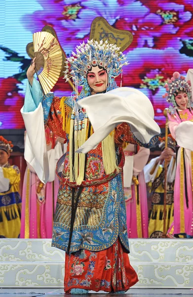 Schöne chinesische traditionelle Opernsängerin — Stockfoto
