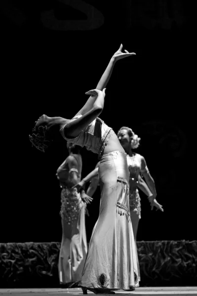 Κινεζική πελάτες εθνοτικές χορεύτρια — Φωτογραφία Αρχείου