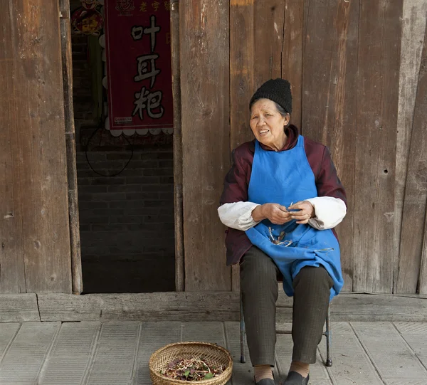 Kadın ve geleneksel el bir chiense içinde küçük bir kasaba — Stok fotoğraf