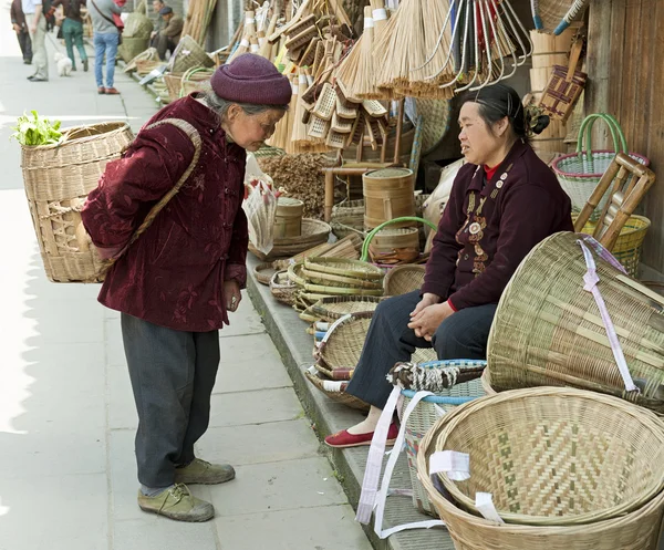 Donne parlanti e utensili manuali tradizionali in una piccola città cinese — Foto Stock