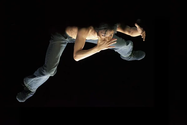 Moderne danser springen — Stockfoto