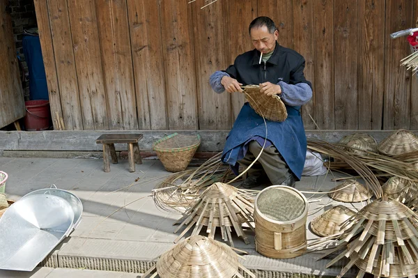 Adam ve Çinli küçük bir kasabada geleneksel el — Stok fotoğraf