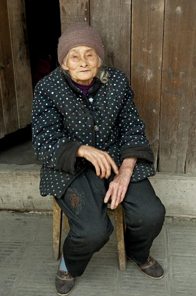 Porträtt av 90 år gammal kinesisk kvinna i en stad — Stockfoto