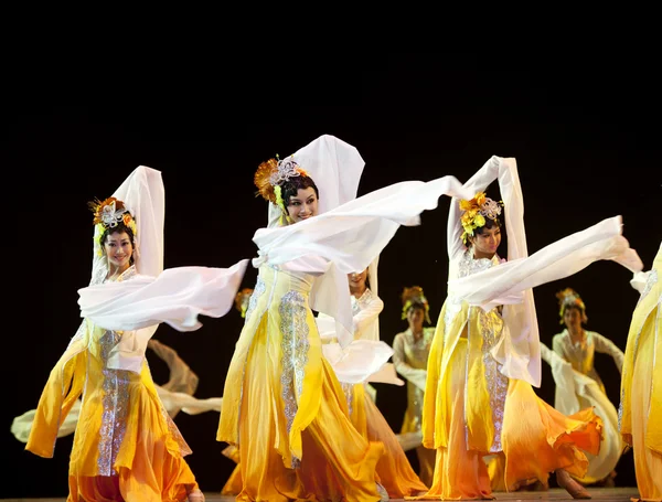 Chinese national dancers — Stockfoto
