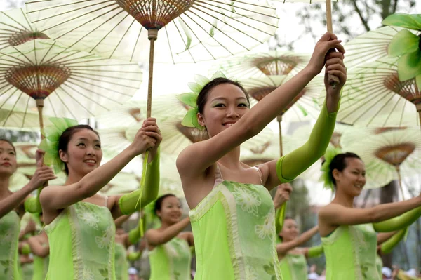 Espectáculo de gira de bailarines étnicos chinos —  Fotos de Stock