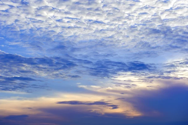 雲のレイヤーと青空 — ストック写真