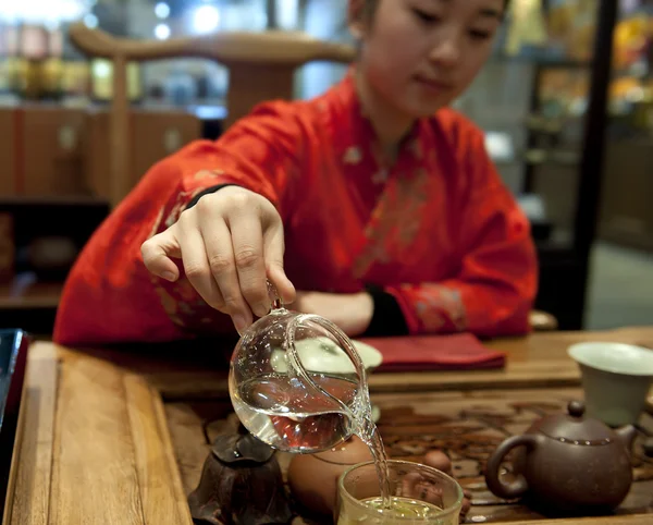 Chinois cérémonie du thé fille — Photo