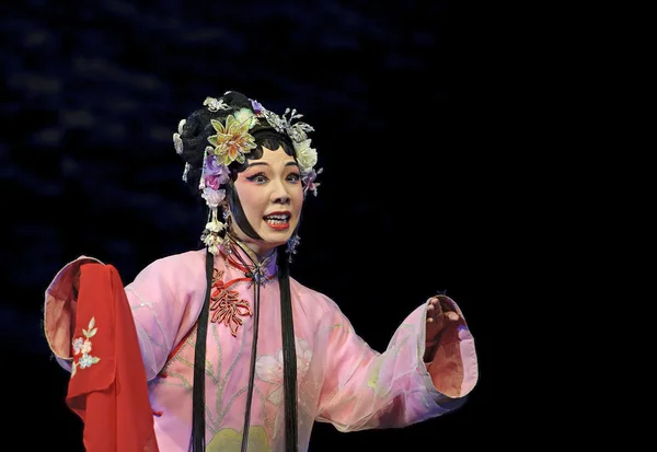Csinos kínai hagyományos opera színésznő — Stock Fotó