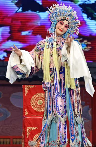漂亮的中国传统戏曲演员 — 图库照片