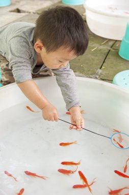 Japon balığı ile oynayan bebek