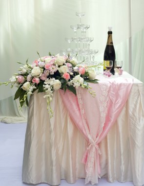 güzel bir gül çiçek ve şampanya düğün.