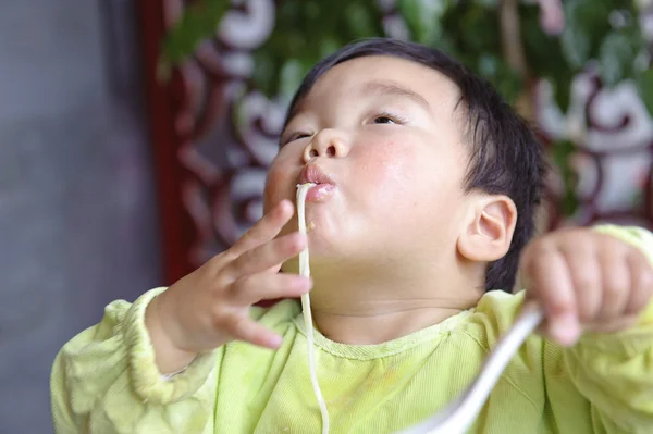 Um bebê comendo bonito e engraçado — Fotografia de Stock