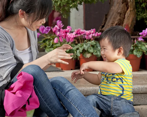 Un bambino felice sta giocando con sua madre — Foto Stock