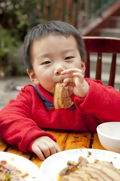 Un bambino carino sta mangiando — Foto Stock