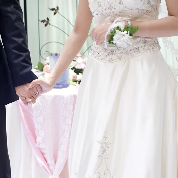 Ein junges Paar am Hochzeitstag — Stockfoto