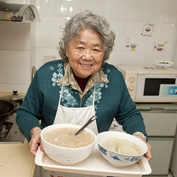 Büyükannem yemek — Stok fotoğraf