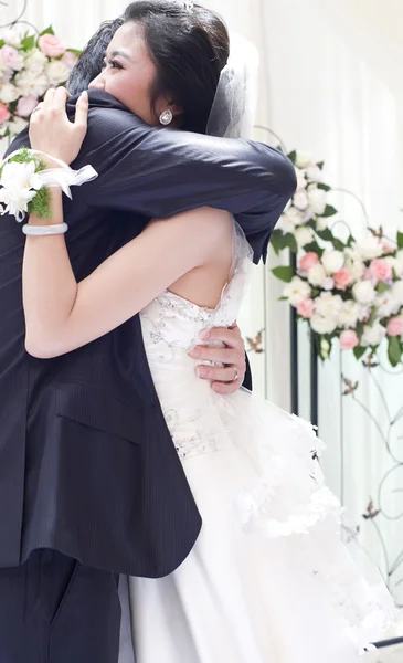 Una giovane coppia che si abbraccia il giorno del loro matrimonio — Foto Stock
