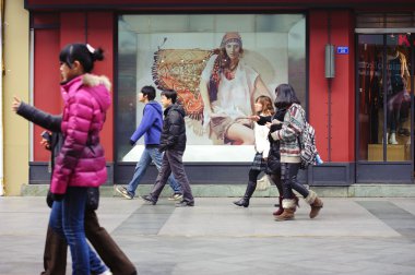 yoğun bir yaya alışveriş caddesi Dükkanı geçmekle penceresi