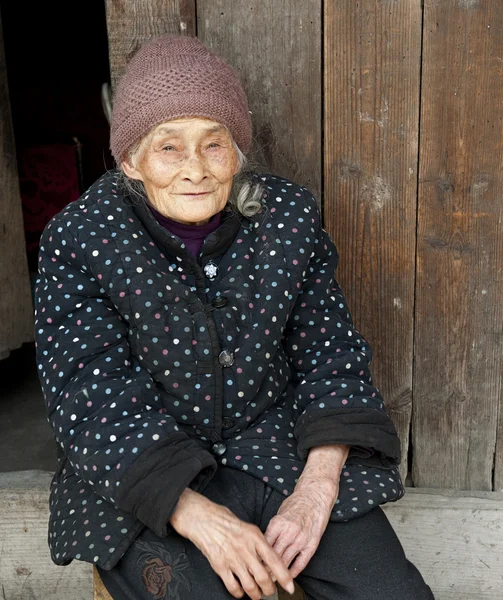 Retrato de una mujer de 90 años en un pueblo —  Fotos de Stock