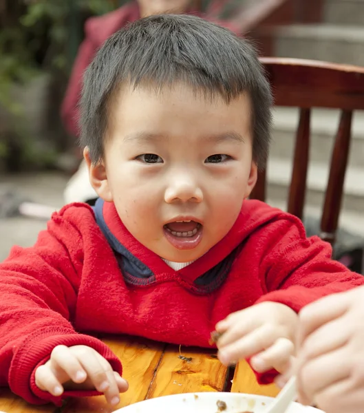 Ένα μωρό παιδί τρώει — Φωτογραφία Αρχείου