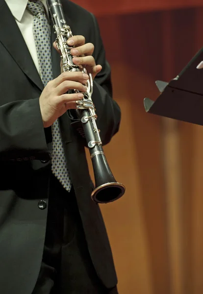 Кларнетист на концерте — стоковое фото