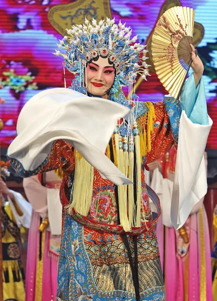 Actriz de ópera tradicional bastante china — Foto de Stock