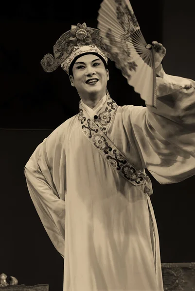 Chinesischer traditioneller Opernschauspieler mit theatralischem Kostüm — Stockfoto