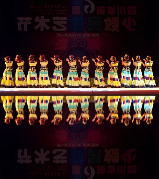 Kinesiska yi etnisk dans — Stockfoto