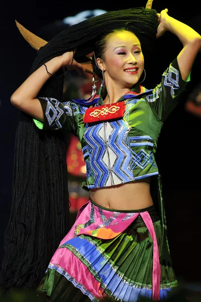 Çin etnik dansçı — Stok fotoğraf