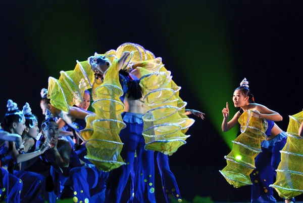 Chinese folk dansers — Stockfoto