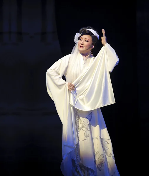 Hezká čínská tradiční operní herečka — Stock fotografie