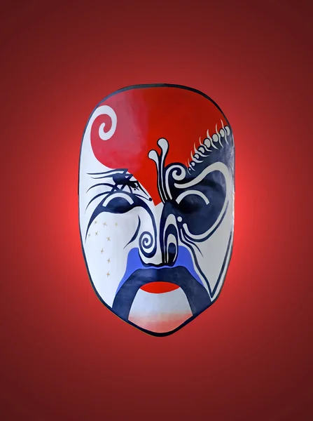 Maska čínské opery s červeným pozadím izolované — Stock fotografie