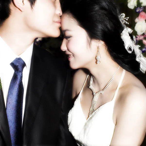 Una giovane coppia che si bacia il giorno del loro matrimonio — Foto Stock