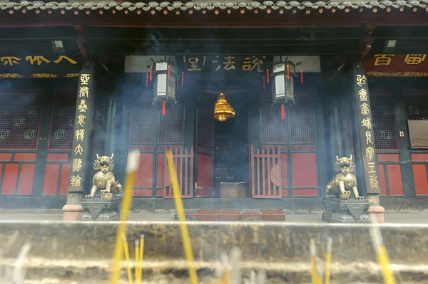 Kadidlo oltář v buddhistickém chrámu — Stock fotografie