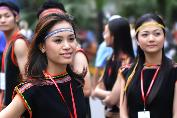 Jolies filles vietnamiennes effectuer la danse folklorique — Photo