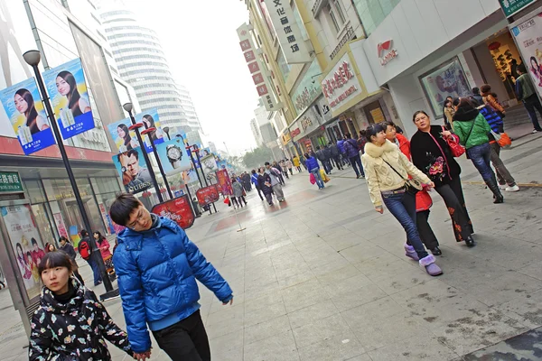 Yoğun bir yaya alışveriş caddesi geçmek — Stok fotoğraf