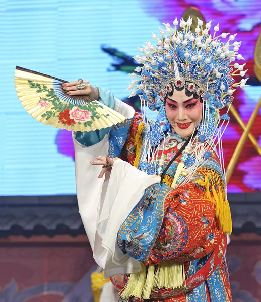 Ładna chińska tradycyjna aktorka operowa — Zdjęcie stockowe