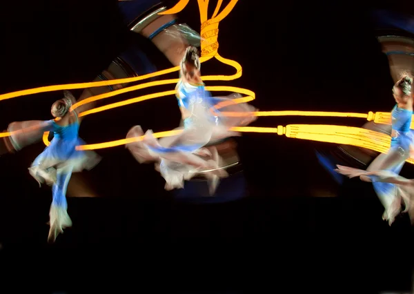 ダンスの女の子をジャンプ — ストック写真