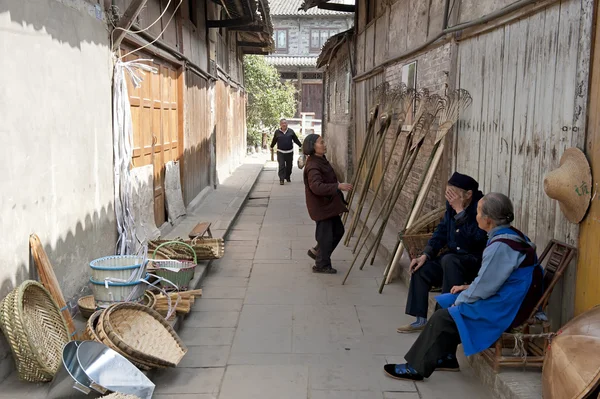 Donne e utensili manuali tradizionali in un centro storico cinese — Foto Stock