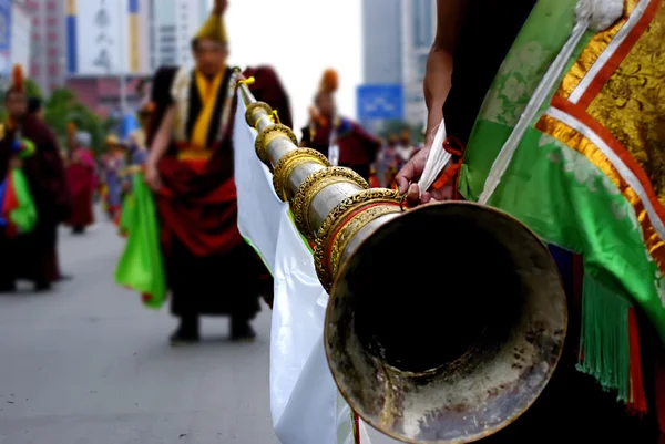 Tibetan lama blow long horn — Stock Photo, Image