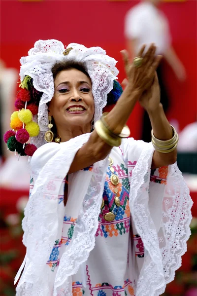 Mexikanische Tänzerin mit Kastagnetten — Stockfoto