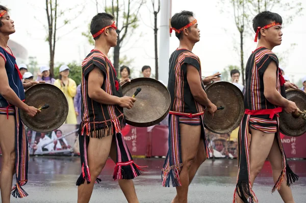 Spectacle itinérant de danseurs folkloriques vietnamiens — Photo