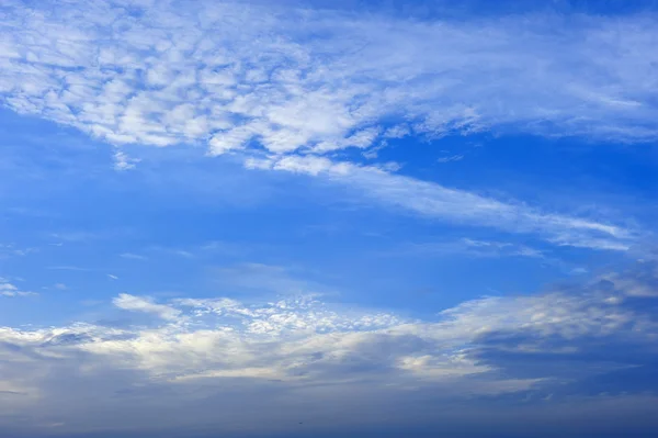 Moln lager och blå himmel — Stockfoto