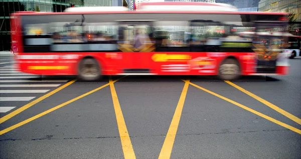 Hög hastighet och suddiga bussen spår på downtown road — Stockfoto