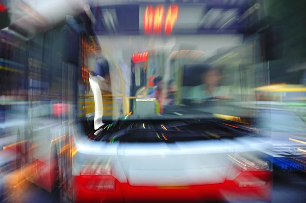 Los rayos radiantes de bus de alta velocidad dan el efecto contundente del impacto visual —  Fotos de Stock