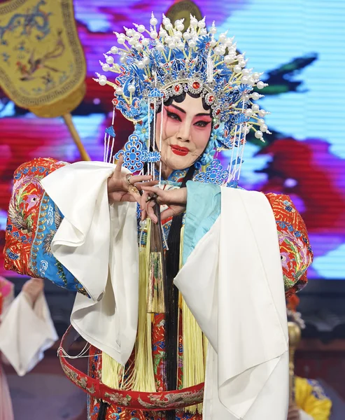 Schöne chinesische traditionelle Opernsängerin — Stockfoto