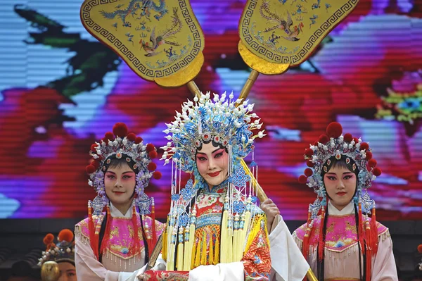 Ganska kinesisk kinesisk traditionell opera skådespelerska — Stockfoto
