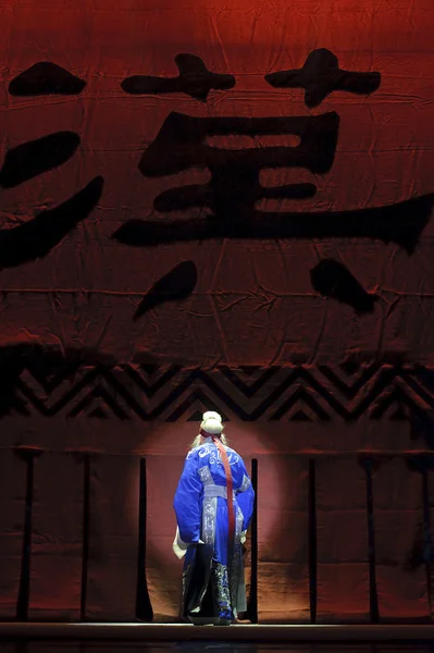 演劇的な衣裳と中国の伝統的なオペラ俳優 — ストック写真