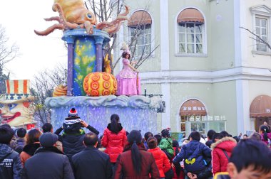 mutlu bir şekilde yüzen izleyip, Festival kutlamak için toplandı